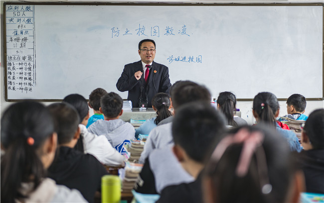 重庆黔江区:把法治产品背进大山深处